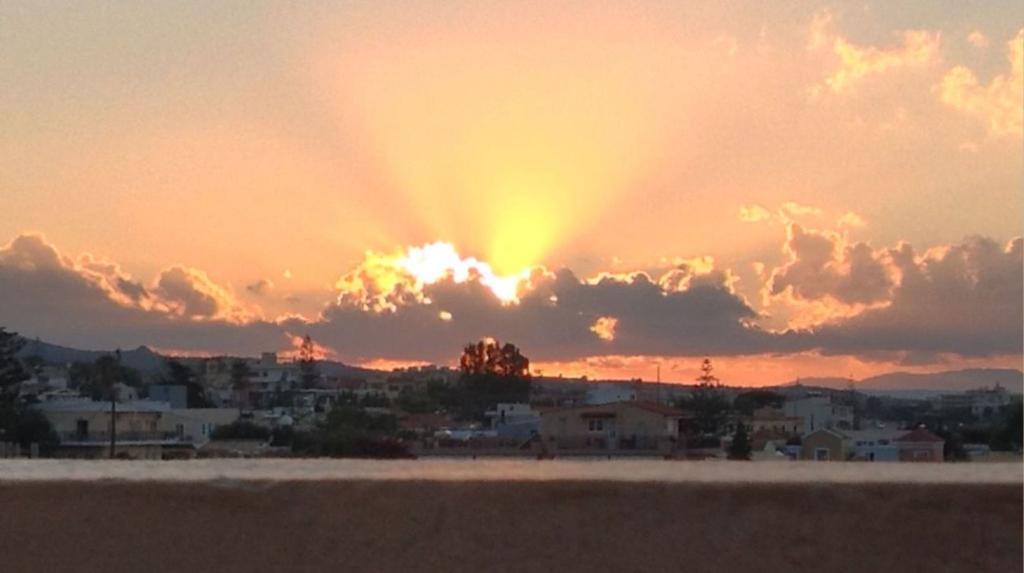 Sun City Kato Daratso Bagian luar foto